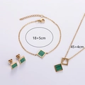 Detailansicht des 18K Gold Schmucksets mit genauen Längenangaben für Kette und Armband - Smaragdgrünes Muschel Dreiteiliges Set