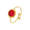 Details des roten tschechischen Glassteins auf einem goldenen Edelstahlring mit Verstellfunktion - Runder Stil / Gold Roter Glasstein (TXA275)