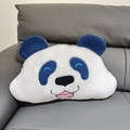 Primer plano de un suave cojín de peluche panda azul con bordados en un sofá de cuero - 45x30cm / Panda Azul Blanco
