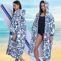 Microvezel strandponcho met capuchon en blauw mandala-patroon op het strand - Mouw Rits Stijl - Bloemenprint