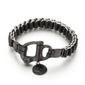Herren Armband aus geflochtenem Leder mit schwarzem Karabiner und gehämmertem Anhänger - Schwarz (KB147965-KLHQ)