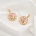 Ciondolo loto in smalto rosa con perle e texture dorata su seta bianca - Stile 3 Ciondolo Perla Smalto Rosa