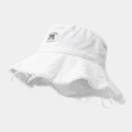 Détails du chapeau bob en toile blanche avec bords effilochés et écusson logo Brooklyn - Taille unique / Blanc