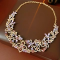 Detalle del collar vintage de flores doradas con cristales en tonos púrpuras y rosas - 12# Collar - Dorado - Morado