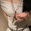Détail du pendentif feuille en bronze avec perles en bois sur cordon en cuir brun - Style Petite Plume Argent
