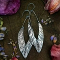 Orecchini a foglia in argento ossidato vintage con trama martellata stile boho - Argento Antico Foglia Martellata