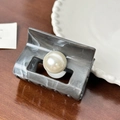 Pinza para el pelo en mármol gris con perlas grandes sobre fondo de madera - Pinza cuadrada gris-6cm