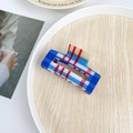 Blau karierte Haarklammer auf einem weißen Holzteller mit stilvollen Accessoires - 7.5cm / Blau Rote Streifen