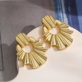 Orecchini a sospensione dorati irregolari con design a conchiglia geometrica moderna - Ventaglio Pieghettato / Oro