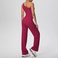 Vue arrière d'un haut de yoga bordeaux asymétrique et d'un pantalon de sport large assorti - Carmin
