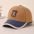 Dettaglio cappellino bimbi in pile marrone con visiera in velluto a coste blu - Senza Pompon / Cachi scuro