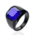 Détail macro d'une bague pour homme en acier titane noir mat avec saphir bleu rectangulaire - Black Sapphire Blue Gemstone