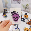 Dettaglio molletta per capelli a teschio viola glitterato con cappello nero per Halloween - Teschio