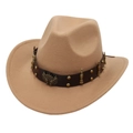 Détail du chapeau de cowboy en feutre avec bande en cuir et clous métalliques - Camel (Décoration de Balle)