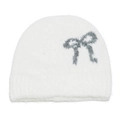 Détail du bonnet en maille blanche avec texture mohair et motif nœud gris tricoté - Blanc