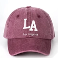 Detalle del bordado 3D blanco LA Los Angeles en una gorra de béisbol burdeos lavada vintage - Talla única / Burdeos