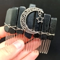 Detail van handgemaakte haarkam met zwarte kristallen en maan-ster hanger van zilver - Obsidiaan