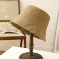 Schicker camelfarbener Fischerhut mit dekorativer Metallplatte auf Holzständer - M (56-58cm) / Khaki