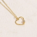 Collana con ciondolo a cuore dorato con zirconi brillanti e catena a maglie sottili - Cuore