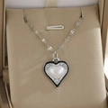 Détail du collier cœur avec émail noir, perle blanche et cristaux sertis en pavé - Cœur