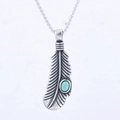 Vintage roestvrijstalen veer hanger met turquoise edelsteen aan een zilveren ketting - Turkoois Veer Stijl (B1508)