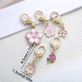 Set de 5 llaveros de flores de esmalte rosa con flores de cerezo y cierres dorados - Serie Rosa (ER720)