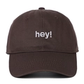 Gros plan détaillé de la broderie blanche hey sur le tissu marron foncé de la casquette - Réglable / Café