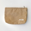Beige corduroy make-up tasje met metalen rits en May Rabbit logo label voor cosmetica - Abrikoos