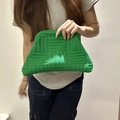 Pochette a righe in maglia verde a forma di nuvola con morbida texture a costine - Borsa a mano intrecciata / Verde intrecciato 3D