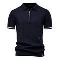 Detailweergave van donkerblauwe gebreide poloshirt met witte strepen en ribbeltextuur - S / Stijl met ritskraag / Marineblauw