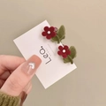 Dettaglio dei fermagli per capelli con fiori in velluto rosso e perle bianche al centro - Fiore (1 pz)