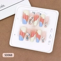 Set unghie finte con sfumatura blu e corallo con strass su scheda di esposizione - XS