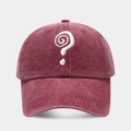 Dettaglio cappello bordeaux in cotone lavato con ricamo punto interrogativo bianco - Borgogna