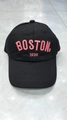 Zwarte kinder baseballpet met roze Boston borduursel en gebogen klep tegen de zon - Kinderen (2-8 Jaar) / BOSTON Zwart