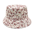Détail d'un chapeau bob fleuri avec des motifs rouges et roses sur toile beige clair - M (56-58cm) / Blanc à Petites Fleurs