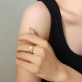 Bague en titane doré avec perle d'eau douce et zircons sur un anneau tressé - US 7 / Doré