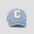 Détail de la casquette en denim bleu clair avec écusson C brodé en bouclette blanc cassé - Bleu clair