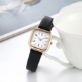 Elegante orologio da donna quadrato con cinturino in pelle nera e cassa dorata su tavolo - Nero