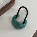 Détail d'un grand pendentif en acrylique vert translucide sur un élastique à cheveux - Marbre Vert