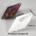 Détail du moule en silicone et du pendule fini en résine violette avec feuilles d'or - Pendule No. 5