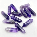 Set mit 12 Amethyst-Doppelspitzen-Hexagonalkristallen auf weißem Hintergrund - Amethyst