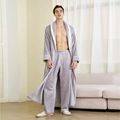 Peignoir épais en polaire corail gris clair pour homme avec pantalon assorti et liseré - M / Robe + Pantalon / Gris argenté [Hommes]