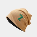 Detalle del gorro de punto caqui con bordado 7th verde y textura de punto de canalé - Talla única / Caqui