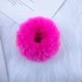 Chouchou en fausse fourrure de lapin rose avec texture douce pour coiffures - Rose rouge