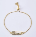 Bracelet ajustable en chaîne dorée avec pendentif épingle de nourrice et zircons colorés - Chaîne trombone