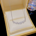 Elegante zilveren titanium ketting met zirkonia hanger in een gouden doosje - X657 Gebogen Rij Diamanten / Zilver