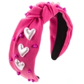 Détail du serre-tête noué fuchsia avec cœurs blancs et perles roses sur tissu côtelé - Rose rouge