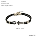 Dettaglio di bracciale in pelle intrecciata nera con croce in acciaio e chiusura argento - Stile Croce (ZH1857S)