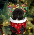 Süßer schwarzer Hund in rotem Weihnachtsstrumpf Anhänger mit Rentiergeweih - Schwarzer Hund Typ 4