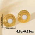 Dettagli di orecchini geometrici dorati con pietra bianca e trama a spirale - Oro Bianco